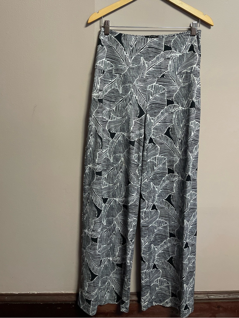 Black & White Wide-Leg Palm Leaf Pants, Size L